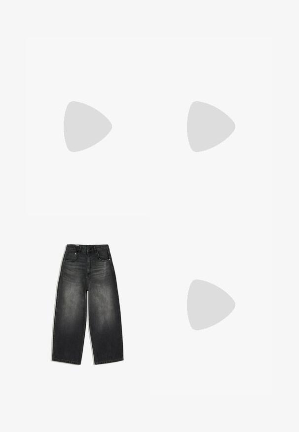 Langærmet navy blå polo shirt med beige krave og manchetter, udstyret med et rundt emblem med tekst på venstre bryst.; Sortvaskede denimbukser med vide ben, for- og baglommer, bæltestropper og en knaplukning i taljen.; Brun læder bådsko med hvide sømme, snøre detaljer og lysbrun gummisål, vist fra siden på hvid baggrund.; Ray-Ban solbriller med grønne linser, sorte plastikstel og gyldne detaljer ved kanterne. Firkantet form med mat finish.