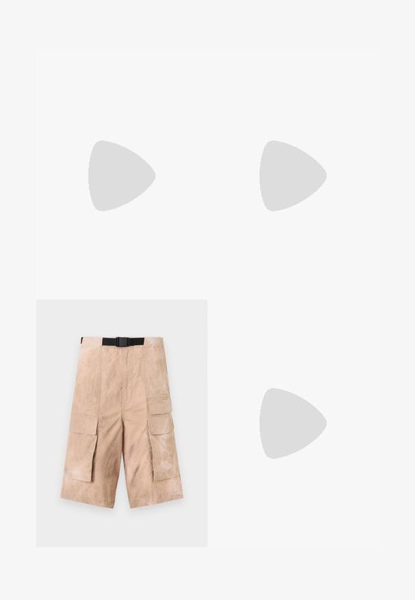 Sort bomulds t-shirt med korte ærmer, rund halsudskæring og et lille hvidt broderet logo på venstre bryst. En simpel og klassisk design.; Beige cargo-shorts til knæet med store klaplommer på begge sider og et sort justerbart bælte i taljen.; Hvid sneaker med mesh og lædermateriale, sorte accenter og tekstureret sål. Fås med snørebånd og branding på siden.; Sort læder crossover taske med en glat overflade, rektangulær form, justerbar sort rem og sølv lynlåsdetalje.