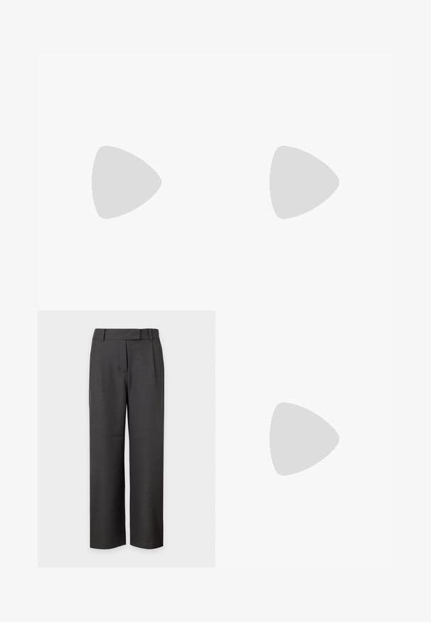 T-shirt blanc uni à manches courtes, col rond et coupe ample et carrée sur un fond gris clair.; Pantalon droit gris foncé avec passants de ceinture et fermeture éclair à l'avant, présenté sur un fond uni.; Chaussure à talon haut slingback en cuir rouge foncé avec bout pointu et petit nœud décoratif à l'avant, vue de profil sur fond neutre.; Sac à épaule rectangulaire noir avec de longues bretelles fines et une texture lisse et brillante sur un fond uni.