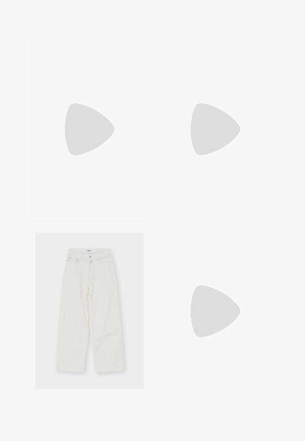 T-shirt en coton rose clair avec un col en V et des manches courtes, arborant un petit logo de crocodile brodé en vert sur la poitrine gauche.; Jean blanc taille haute à jambes larges avec fermeture avant par bouton et zip, passants de ceinture et deux poches avant, posé à plat sur fond blanc.; Baskets Nike Air Force 1 blanches lévitant au-dessus d'une surface en béton avec des ombres dans un cadre minimaliste.; Sac à main synthétique marron avec un design incurvé, doté d'une courte poignée et d'une bandoulière amovible. Quincaillerie en métal argenté et détail de logo.