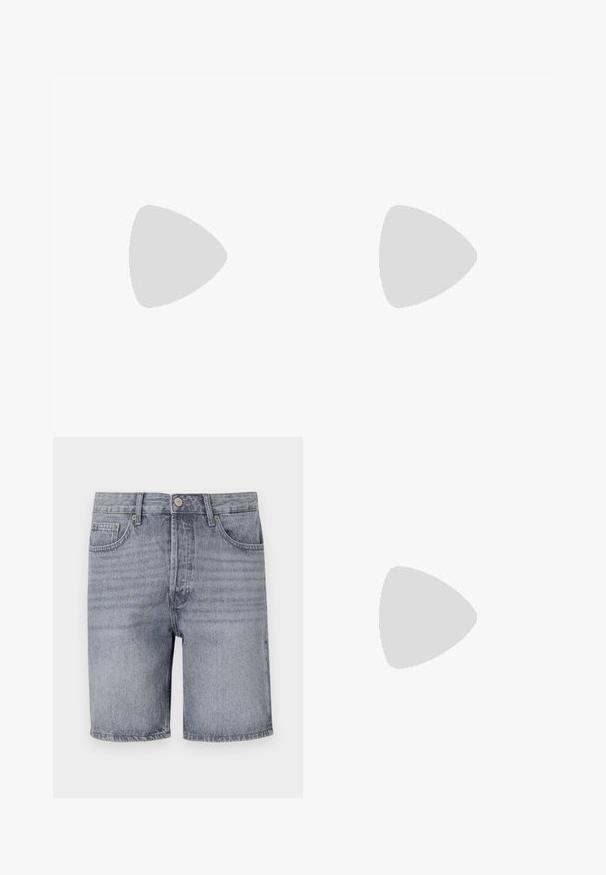 Kurzärmliges T-Shirt aus leuchtend pinkem Baumwollstoff, mit Rundhalsausschnitt und einem kleinen grünen Krokodil-Logo auf der linken Brust.; Hellgraue Denim-Shorts mit klassischem Schnitt, fünf Taschen, Knopfverschluss und leicht verblichenem Material.; Schwarzer Leder-Slipper, der über einem beigen Teppich schwebt, mit einem beigen Sofa im Hintergrund, und zeigt das klassische Herren-Design zum Hineinschlüpfen.; Braune rechteckige Sonnenbrille mit dunkelgrünen Gläsern. Verfügt über gemusterte schwarze Bügel und metallische Akzente an den Seiten. Leichter Kunststoffrahmen.