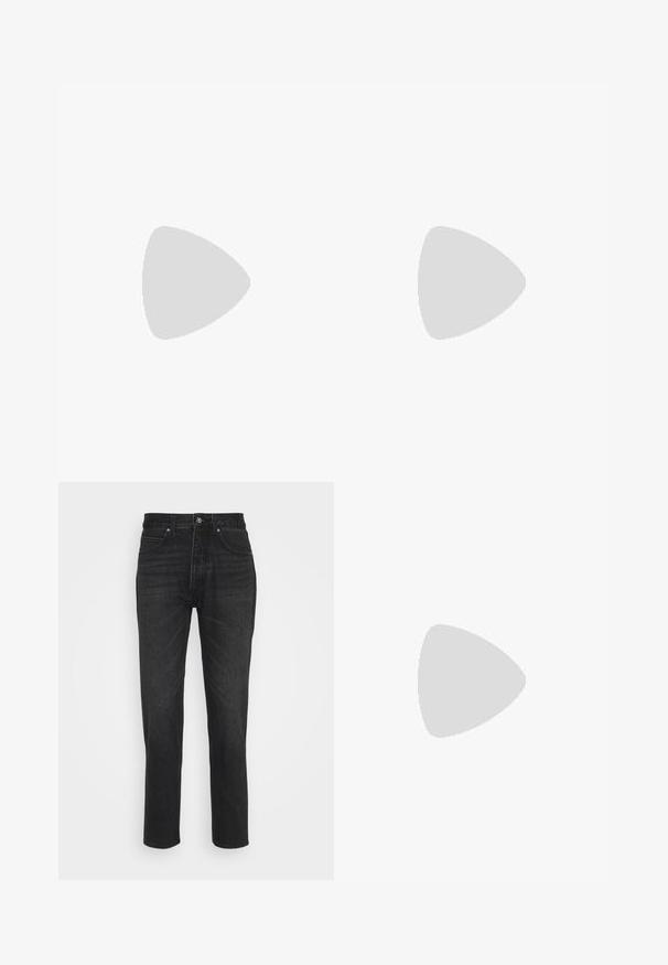 Sort poloshirt med korte ærmer, tre-knaps slids og rødt rektangulært Hugo-logo på venstre bryst og indersiden af kraven.; Sorte denimjeans med et lige ben-design, der har fem lommer, knaplukning og subtile syninger.; Sorte snørestøvler i læder med glat tekstur, rundet tå og diskrete syningsdetaljer. Har en rød trækflig på hælen.; Sorte rektangulære solbriller med mørkerøde linser, med en mat finish og rød logo på stangen. Solid plastikramme.