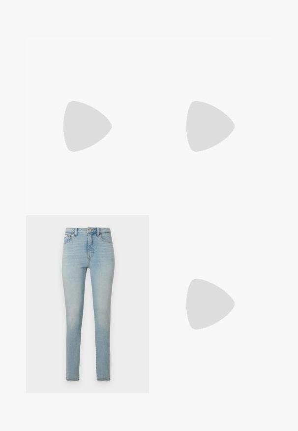 Sort cropped t-shirt med korte ærmer, V-hals og lille Calvin Klein logo mærke nederst til venstre.; Lyseblå denim skinny jeans med talje i mellemhøjde, lukning med knapper foran og klassisk design med fem lommer. Jævn tekstur med let falmning.; Sort spids højhælet sko med en sølvspænde, placeret på en reflekterende overflade nær en metalfilorganisator med papirer.; Sort blank Calvin Klein håndtaske med gyldent lynlås og kort rem mod en ensfarvet hvid baggrund.
