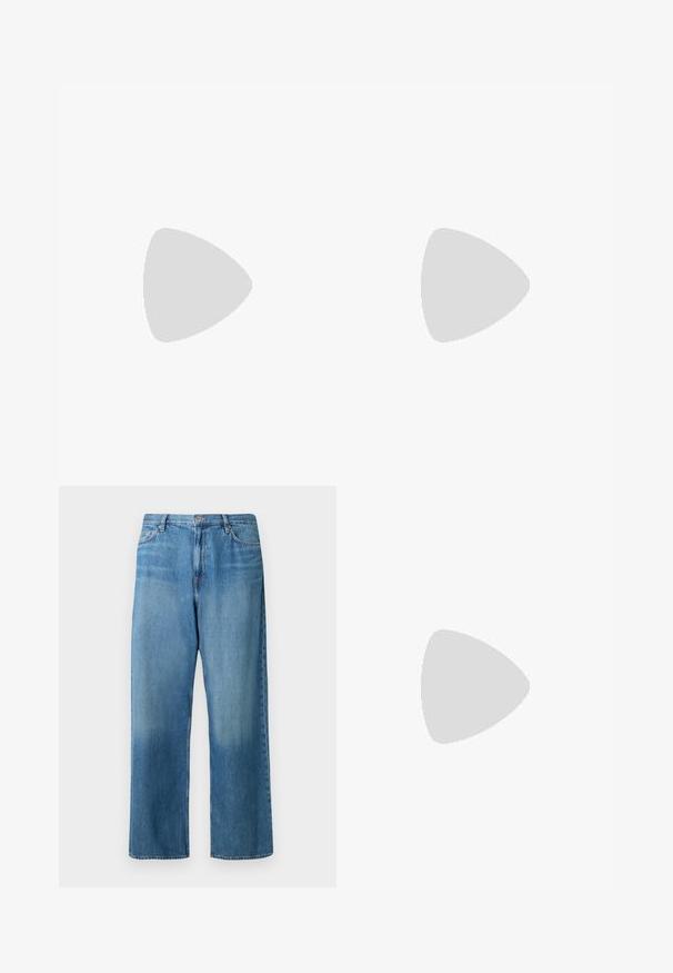 Zwarte T-shirt met korte mouwen en ronde hals, met een klein wit "BELSTAFF" logo op de linkerborst tegen een effen achtergrond.; Lichtblauwe jeans met een wijde pijp van denim. Voorzien van een taille met normale hoogte, een ontwerp met vijf zakken en een vervaagde wassing met zichtbare stiksels.; Beige suède sneaker met zwarte accenten, ronde neus, zwarte veters en een contrasterende witte rubberen zool. Minimalistisch ontwerp, gladde textuur.; Zwarte ring met een hexagonaal ontwerp, met een centraal zwarte edelsteen en getextureerde details langs de band. Subtiele verhoogde accenten door het hele ontwerp.