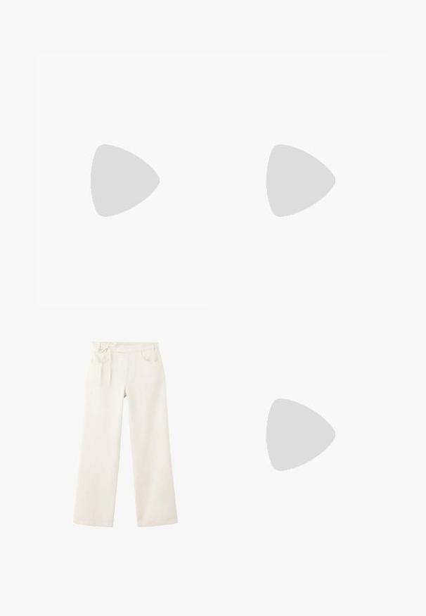 Langemouwige top met een geometrisch patroon in blauw en zwart. Gemaakt van lichte stof, met een ronde hals en een sleutelgatdetail op de rug.; Crèmekleurige wijde broek met hoge taille, met voorzakken en een stoffen riem die in een strik in de taille is gebonden.; Zwarte gepatineerde leren instapschoen met een ronde neus en een lage blokhak. Glad oppervlak, minimalistisch ontwerp, geen zichtbare versieringen.; Zwarte zonnebril met een oversized kattenoogvorm. Gladde plastic monturen met donkere lenzen en kleine steraccenten aan de zijkanten.