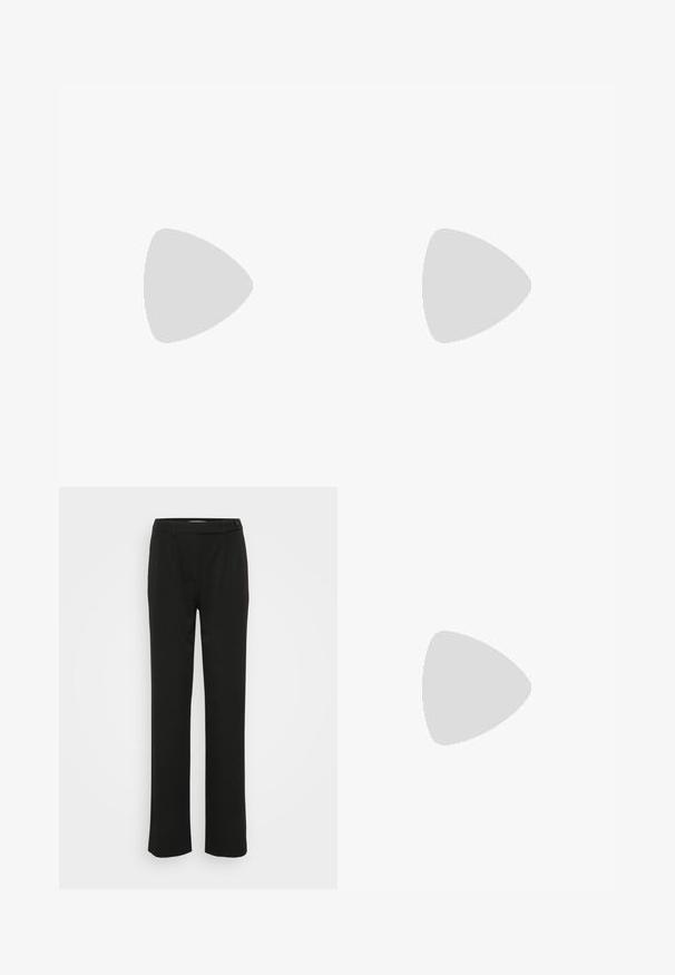 Camiseta de manga larga en negro con un patrón irregular de puntos blancos. Presenta un diseño fruncido con tejido texturizado, silueta ajustada y cuello redondo.; Pantalones negros ajustados con una textura suave, diseño de pierna recta y cierre de botón frontal. Presenta pliegues y bolsillos laterales.; Zapato plano puntiagudo de charol negro con corte lateral y pequeño lazo decorativo en el borde exterior.; Bolso metálico plateado con detalle de cordones, que presenta un diseño elegante y una correa corta. El bolso está sostenido con las manos, mostrando su textura.