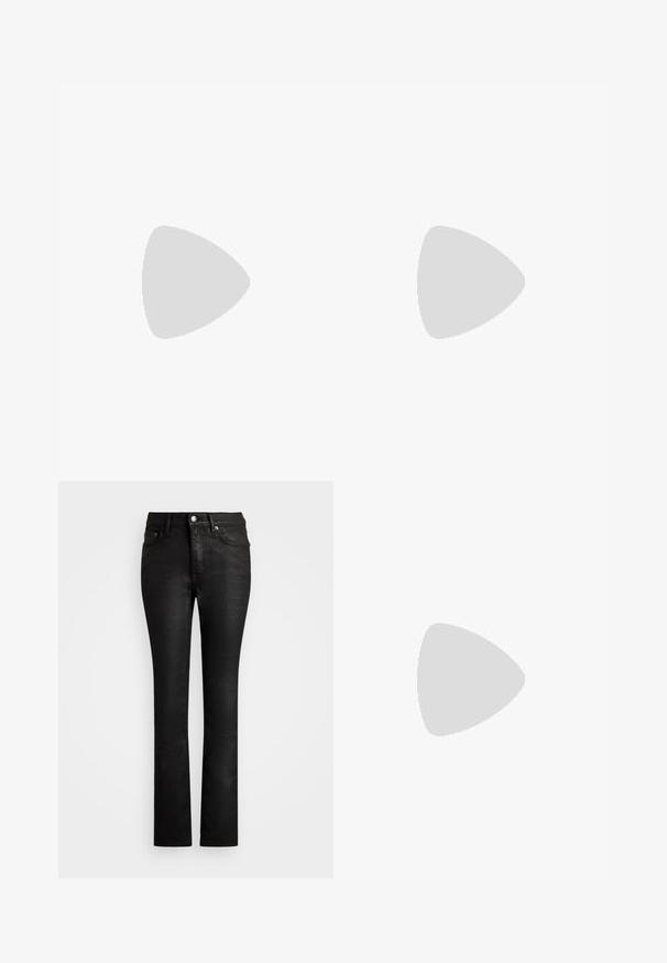 Zwart aansluitend overhemd met ellebooglange mouwen en een brede, ronde halslijn op een effen achtergrond.; Zwarte denim jeans met een rechte pijp, voorzien van een klassieke vijf-pocket stijl en een sluiting met een knop aan de voorkant. Soepele textuur.; Zwarte sandalen met hoge hak en dunne enkelriempjes, open teen en zilveren decoratieve ringen op de voorste band tegen een witte achtergrond.; Zwarte suède schoudertas met een gebogen vorm, een soepel zwart leren hengsel en een accent van goudkleurige hardware met een logodetail.