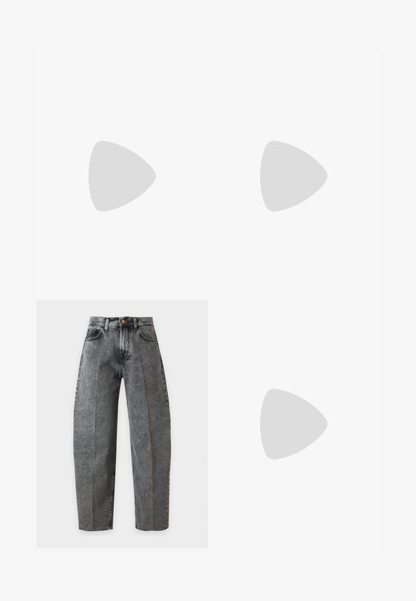 Čierno-biele pruhované tričko s dlhým rukávom a okrúhlym výstrihom, s pútavým gombíkovým zapínaním a slim-fit strihom. Mäkká textúra látky.; Vysoký pás sivé pracované rifle s gombíkovým zapínaním, prednými vreckami a rovnými širokými nohavicami na jednofarebnom bielom pozadí.; Čierna kožená balerína s okrúhlou špičkou a remienkom s kovovou prackou cez priehlavok.; Čierna kožená kabelka na rameno Michael Kors s horným zipsom, diagonálnym predným zipsovým vreckom, priehľadným vreckom na patent a strieborným reťazovým detailom.