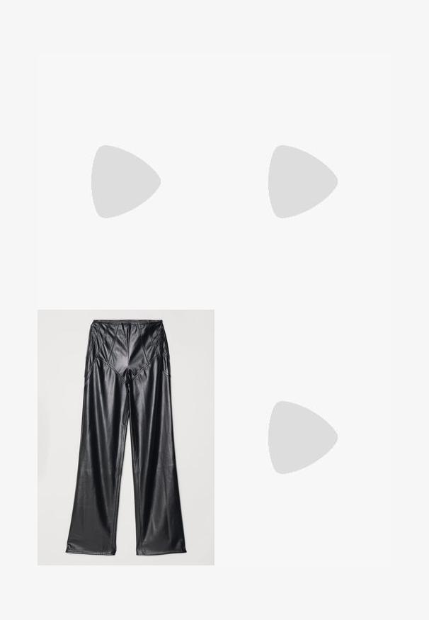 Sort langærmet bodysuit lavet af strækbart stof, med en høj mock neck og en tætsiddende design med thong bund.; Sorte kunstlæderbukser med en glat tekstur, brede ben og syninger langs taljen og siderne. Præsenteret i flad visning.; Sort lavhælet lædersko med spids tå, snøredetalje bagpå og ankelrem mod en ensartet hvid baggrund.; Uncommon Matters SCULPTURAL LARGE CREOLE - Øreringe - silver-coloured