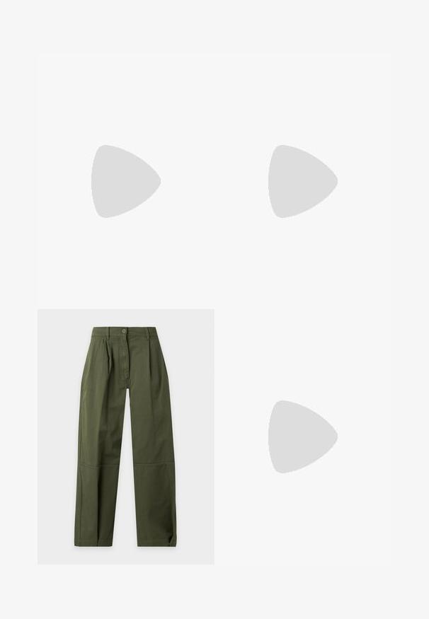 Haut noir à manches courtes avec une coupe décontractée, un col rond et des détails froncés aux épaules, confectionné dans un tissu doux et léger.; Pantalon taille haute vert olive à jambes droites avec passants de ceinture, fermeture par boutons, plis devant et détails de couture au genou.; Ballerines en cuir noir avec un bout rond, texture lisse, détails de couture minimalistes et design de semelle flexible.; Pochette en cuir noir à texture lisse, avec des accents métalliques dorés, une fermeture éclair et une lanière amovible pour le poignet.