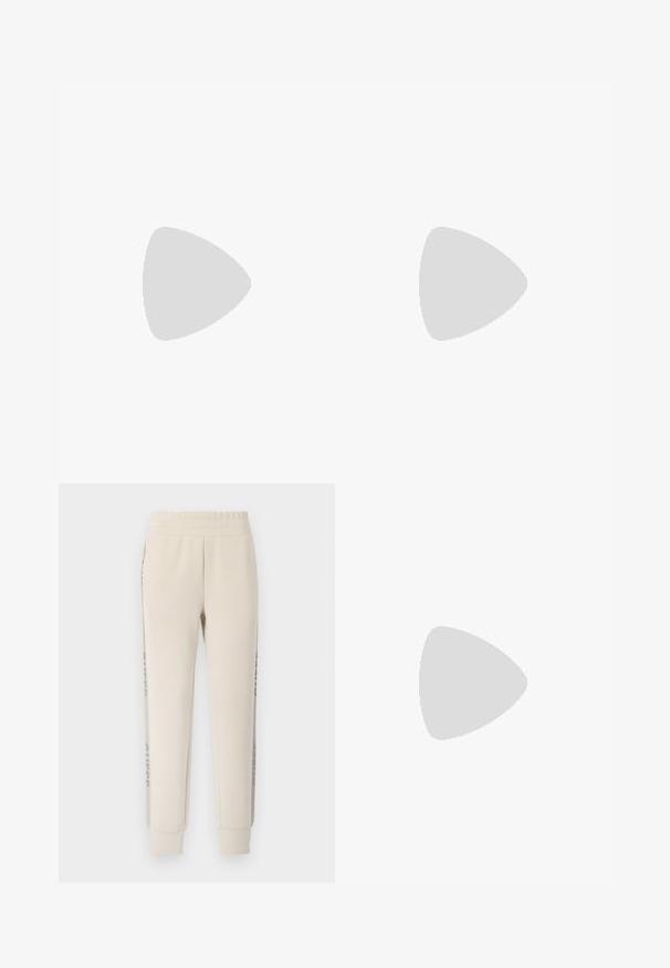 Top sin mangas de canalé beige con escote redondo, diseño sin mangas y un pequeño logo en relieve en el centro delantera. Textura de tela suave.; Pantalones de chándal beige con una textura suave, cinturilla elástica y rayas laterales con un acento estampado. Pernera ajustada y puños en los dobladillos.; Sandalias de tacón con punta abierta de charol negro, con un diseño superior curvado y tacón de aguja cónico. Acabado liso y brillante.; Bolso de hombro de charol negro con forma curva, que presenta un logotipo triangular plateado y un cierre de cremallera. Textura suave y correa delgada.