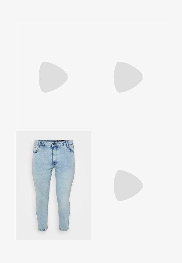 Oberteil mit Leopardenmuster, langen Ärmeln, grünem Hintergrund und schwarzen Flecken. Rundhalsausschnitt und weicher Stoff mit lockerer Passform.; Hellblaue Denim-Jeans mit einem ausgewaschenen Finish, Slim Fit, fünf Taschen und klassischem Knopfverschluss. Dezente Nähte und Saumakzente.; Schwarze Leder-Mary-Jane-Schuhe mit runder Zehenpartie, Knöchelriemen und silberner Schnallenverzierung. Verfügt über eine flache, dicke Sohle und eine Schleifenakzent.; Silberne Creolen mit polierter Oberfläche, die kleine goldene Akzentdetails und eine runde Form aufweisen, am Ohrläppchen getragen.