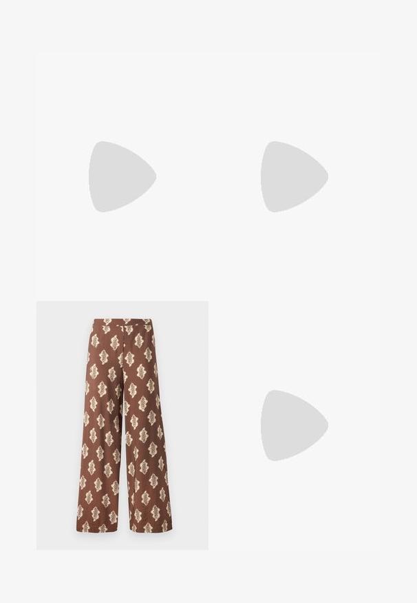 Weiße Bluse aus Baumwolle mit Puffärmeln, gerafftem Oberteil und geschwungenem Ausschnitt. Weiche Textur und glatte Oberfläche mit einem fließenden Saum.; Breite braune Hose aus einem Stoff mit strukturierten Oberfläche, versehen mit einem sich wiederholenden Blättermuster in Cremefarbe. Elastischer Bund.; Braune Sandale mit überkreuzten Riemen und schwarzer Sohle scheint über einer gepflasterten Fläche zu schweben, mit gefliester Wand im Hintergrund.; Kleine weiße gewebte Handtasche mit rundem goldenem Griff und goldener Kettenriemen, auf neutralem Hintergrund präsentiert.