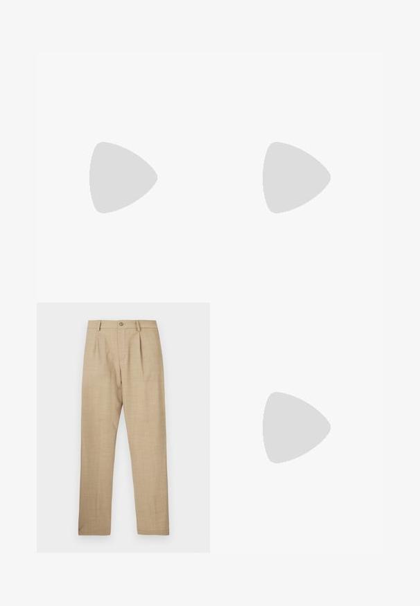 T-shirt vert à manches courtes et col ras du cou avec un petit logo noir "BOSS" sur le côté gauche de la poitrine.; Pantalon beige ajusté avec fermeture à boutons et fermeture éclair, passants pour ceinture et plis plats à l'avant, présenté à plat sur un fond blanc.; Chaussure noire en cuir à enfiler avec semelle épaisse et petits trous de ventilation latéraux, avec un logo doré "HUGO" près du talon.; Ceinture en cuir marron avec une finition texturée, dotée d'une boucle en métal argenté et d'un détail de couture rouge sur le passant.