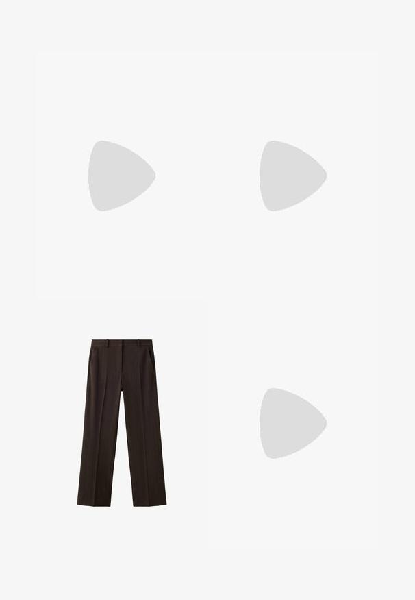 Kurzärmliges T-Shirt mit Rundhalsausschnitt aus leichtem beigen Baumwollstoff. Einfaches Design mit lockerer Passform und ohne sichtbare Muster oder Akzente.; Dunkelbraune formelle Hose mit dezenten vertikalen Nadelstreifen, Gürtelschlaufen und Seitentaschen, flach liegend dargestellt.; Brauner Ballerina mit spitz zulaufender Spitze, silberner Schnalle über dem Rist, glattem Leder und niedrigem Absatz.; Schwarze Leder-Handtasche in rechteckiger Form mit langen, doppelten Schulterriemen und strukturierter Oberfläche, dargestellt vor einem schlichten weißen Hintergrund.