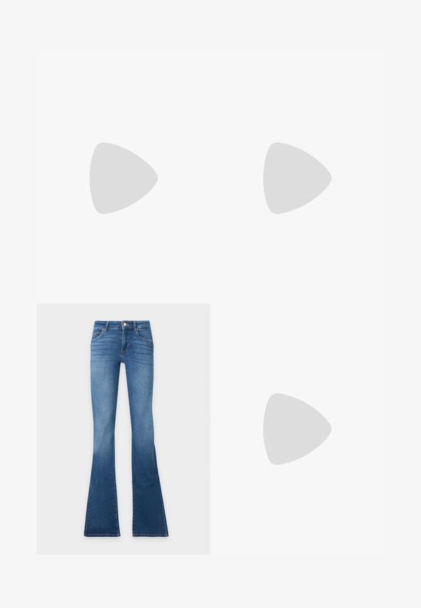 Débardeur sans manches noir avec un décolleté carré, fabriqué en tissu lisse ; design ajusté sans motifs ni accents en métal.; Jean flare en denim bleu avec poches avant, passants de ceinture, fermeture par bouton et légère décoloration sur les cuisses et le bas des jambes.; Jambes portant des leggings côtelés foncés associés à des ballerines noires avec de petits détails en nœud sur fond blanc.; Sac bandoulière en cuir noir lisse avec une large sangle unique et un design décontracté et minimaliste sur un fond uni.