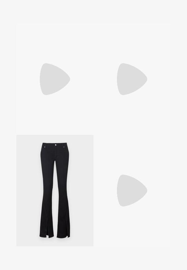 Camiseta negra de manga corta con texto "MOSCHINO" y "Milano" en pequeños cristales centrados en la parte frontal.; Pantalones vaqueros negros acampanados hechos de denim suave, con aberturas en los tobillos, dos bolsillos frontales y cierre de botón metálico. Diseño clásico con un acabado limpio.; Love Moschino LOGO TAPE - Zapatos altos - black; Bolso de cuero sintético negro con forma curva, que presenta una placa de logo dorada y un charm en forma de corazón. La correa interior tiene un detalle de logo rojo.