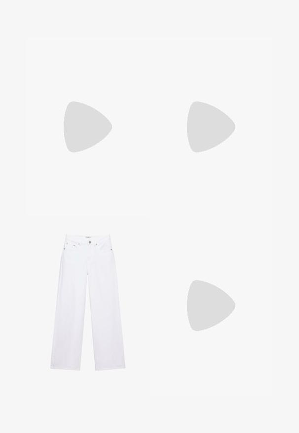 Čierny dlhý rukáv cropped top s okrúhlym výstrihom, vyrobený z rebrovanej látky. Disponuje priliehavým strihom a jemnou textúrou.; Biele džínsy s vysokým pásom, širokými nohavicami, zapínaním na gombíky a zips, vreckami vpredu aj vzadu a detailmi zo strieborných nitov.; Čierno-béžová kožená teniska s tromi bielymi pruhmi, hnedej gumenej podrážke a zlatým nápisom „Samba“ na boku.; Čierna lesklá kožená kabelka na rameno s jedným zapínateľným priehradkom na zips a tenkým remienkom zakriveným do oblúkového tvaru.