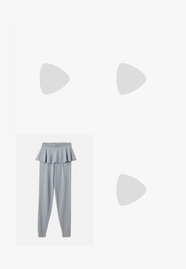 Zwart cropped t-shirt met korte mouwen en een ronde halslijn, met een zilveren diamantvormige uitsnijding in het midden voor.; Lichtgrijze legging met een uitlopende, gerimpelde taille en nauwsluitende pijpen, gemaakt van zacht materiaal. Voorzien van een elastische tailleband voor comfort.; Witte leren slingback damesschoen met spitse neus, lage kittenhak en een kleine decoratieve strik bovenop, zijaanzicht.; Zachte lavendelkleurige clutch met geplooide stof, zilveren kiss-lock sluiting en bijpassend polsbandje op een effen lichte achtergrond.
