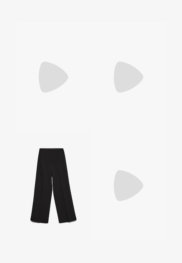 Haut marron sans manches avec un décolleté asymétrique et un détail de tissu drapé sur une épaule, silhouette ajustée.; Pantalon noir à jambes larges avec taille haute et détails de couture devant, posé à plat sur fond blanc.; Sandale à talons hauts en cuir verni bourgogne avec une bride de cheville, bout pointu et trois bandes horizontales sur le pied. Détail de boucle dorée.; Sac à main bordeaux en matériau brillant, de forme rectangulaire, avec deux anses et des accents légèrement courbés à l'avant.