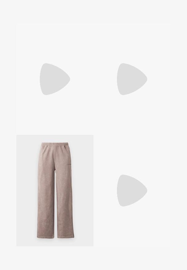 Camiseta de algodón negra con logotipos "Marni" escritos a mano en blanco de varios tamaños repartidos por toda la tela, cuello redondo y mangas cortas.; Pantalones de chándal de color marrón claro con un acabado suave y texturizado, diseño de pierna ancha, cinturilla elástica y un sutil detalle de logo en el lateral.; Zapatilla negra baja con suela gruesa, cierre de cordones y correa, paneles cosidos y cuello acolchado sobre un fondo blanco liso.; Bolso bandolera rectangular negro con bolsillo frontal con cremallera, correa ajustable y pequeño logo metálico en el centro superior.