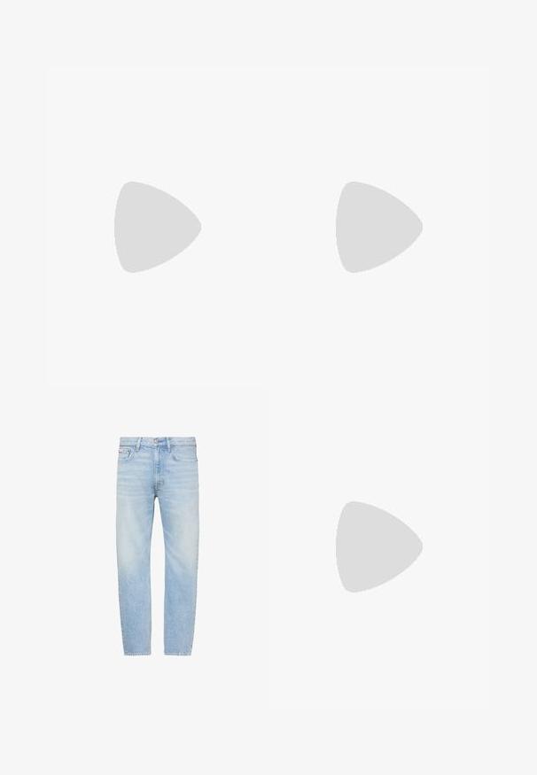 Witte poloshirt met korte mouwen, kraag en klein rood "cK" logo op de linkerborst.; Lichtblauwe jeans met rechte pijpen, vijf zakken, knoopsluiting en vervaagde waseffecten op dijen en knieën.; Zwarte leren casual sneaker met veters, zwevend boven een beige tapijt, met een amberen glazen ronde tafel op de achtergrond.; Zwarte rechthoekige crossbodytas met wit patch-logo "Calvin Klein New York City" en verstelbare riem met metalen gesp.