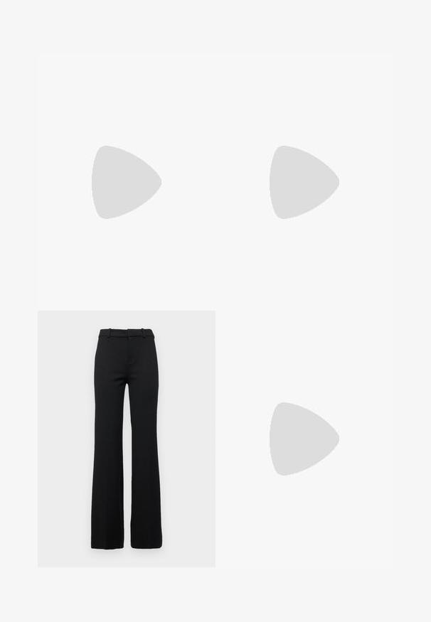 T-shirt blanc en coton avec un design graphique représentant un personnage et un chat portant des lunettes de soleil, rehaussé de détails noirs et gris.; Pantalons évasés noirs sur mesure avec une texture lisse, dotés d'une ceinture avec passants de ceinture et d'une fermeture éclair à l'avant.; Bottine en cuir noir avec bout pointu et petit talon, présentée devant un mur en blocs de verre et un sol poli.; Lunettes de soleil à monture carrée noire avec des verres teintés, texture mate et un détail de logo CK argenté sur la branche.