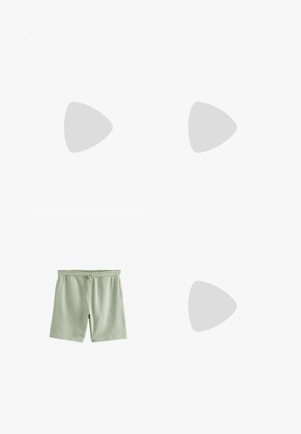 Blå kortærmet t-shirt i struktureret stof, med rund halsudskæring og et firkantet logo-patch på venstre bryst.; Lysegrønne afslappede shorts med elastisk talje og snøre, med sidelommer og knælængde.; Sorte denimjeans med afslappet pasform, parret med marineblå ruskindssneakers med hvide gummisåler og sorte snørebånd. Simpelt og moderne design.; Sort rustfrit stål ur med et rundt urskive, minimalistisk design, tre visere og to diamantmarkører. Har et linksrem.