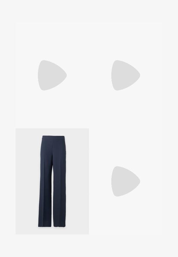Cardigan bleu marine à manches courtes avec un col en V, texture côtelée et un nœud au col. Présente une rangée de boutons bleus sur le devant.; Pantalon large bleu marine à taille haute avec un devant épuré, présenté sur un fond gris clair uni.; Escarpin slingback en cuir verni nude avec un bout pointu, un décolleté ouvert et un talon aiguille fin. Comprend un accent doré circulaire sur la sangle.; Sac en toile avec un corps crème et des accents en cuir marron. Le design présente une ouverture en V unique et deux poignées courbées.