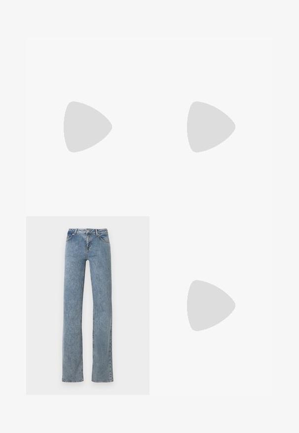 Zwarte t-shirt met korte mouwen, gemaakt van katoen. Kenmerkt zich door een hartvormige witte patch met de tekst "Hugo" in een cursieve lettertype op de linkerborst.; Blauwe jeans met rechte pijpen en een hoge taille, vooraan met knoopsluiting en een ontwerp met vijf zakken, weergegeven op een witte achtergrond.; Zwarte leren enkellaars met een spitse neus en blokhak die zweeft boven een reflecterende grijze vloer nabij een glazen blokmuur.; Zwarte lederen schoudertas met een gebogen rechthoekige vorm, gouden ketting verweven in een gevlochten zwarte band, en een ritssluiting bovenop.