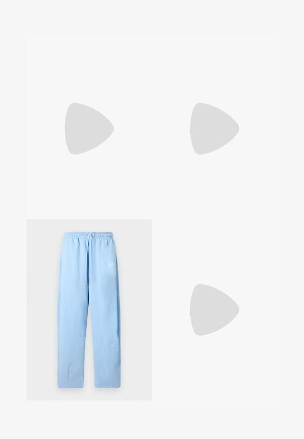 Weißes Baumwoll-T-Shirt mit Rundhalsausschnitt und kurzen Ärmeln. Mit einem schwarzen Nike-Logo auf der oberen linken Brustseite.; Hellblaue Jogginghose aus weichem Stoff, mit elastischem Bund und Kordelzug, schmal zulaufenden Beinen und Seitentaschen.; Helle graue Sportschuhe mit einem Obermaterial aus Mesh und Synthetik, ausgestattet mit Schnürverschluss, gepolsterter Zunge und strukturiertem Sohlen für besseren Grip.; Goldene Kettenhalskette mit einem Anhänger in Form des kleinen Buchstabens "m", mit einem feinen, zarten Kettendesign und polierter Oberfläche.