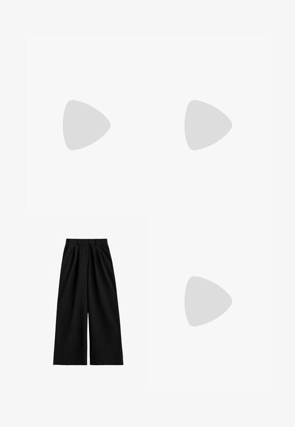 Zwarte T-shirt met korte mouwen van katoen, met een ronde halslijn en een rechte zoom. Eenvoudig en onopgesmukt ontwerp.; Zwarte wijduitlopende broek met hoge taille, riemlussen, voorplooien en een nette, gladde stofafwerking.; Simmi London DALA - Klassieke pumps - black; Zwarte mesh halve maan handtas met een korte verstelbare leren riem en ritssluiting op een effen lichte achtergrond.