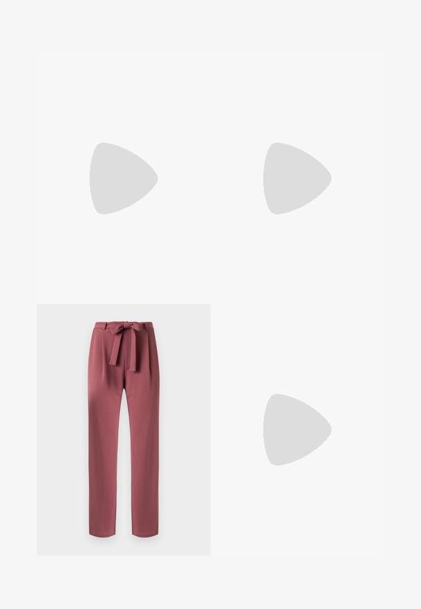 Witte katoenen blouse met lange mouwen en een ronde halslijn, gladde textuur en getailleerde pasvorm. Geen zichtbare patronen of accenten.; Rechte mauve broek met een stoffen riem die in een strik is gebonden in de taille en plooien aan de voorkant.; Beige lakleren slingback schoen met puntige neus en lage kittenhak, in profiel afgebeeld tegen een witte achtergrond.; Bruine lakleren handtas met een rechthoekige vorm, twee lange handvatten en subtiele gebogen accenten aan de voorkant.
