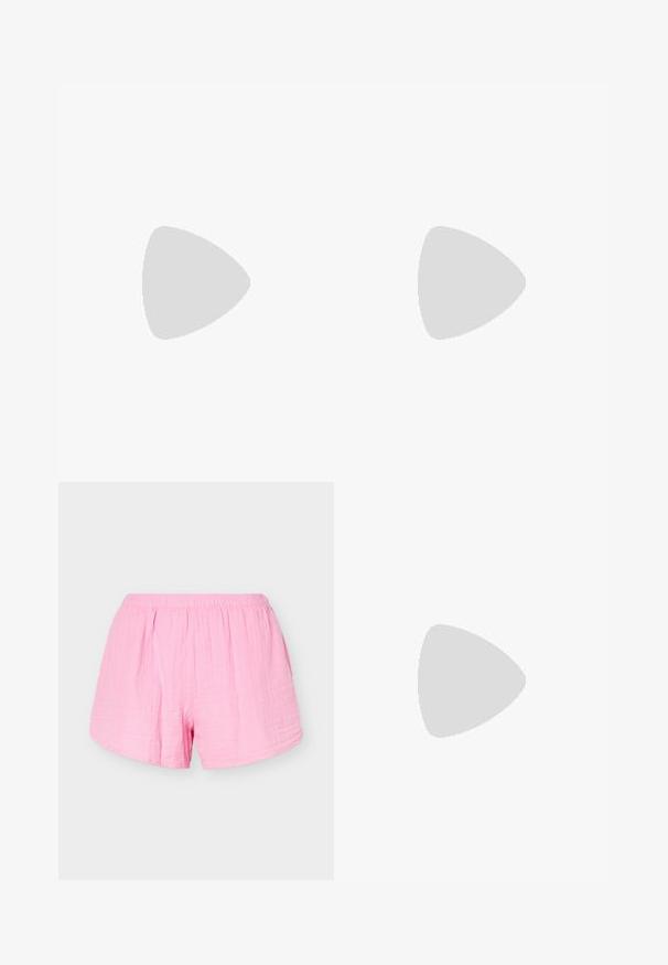 Camiseta de manga corta rayada en rosa claro con cuello redondo. Tela suave, corte relajado, con rayas horizontales uniformes de diferentes anchos.; Pantalones cortos de algodón rosa claro con cintura elástica y corte holgado, mostrados sobre un fondo claro y liso.; Sandalia blanca con tiras, tacón bajo tipo kitten, correa con hebilla en el tobillo y una flor decorativa en la tira delantera.; Bolso rectangular de color rosa pálido con doble asa, lazo decorativo, ojales metálicos y un pequeño colgante en forma de corazón sobre un fondo liso.