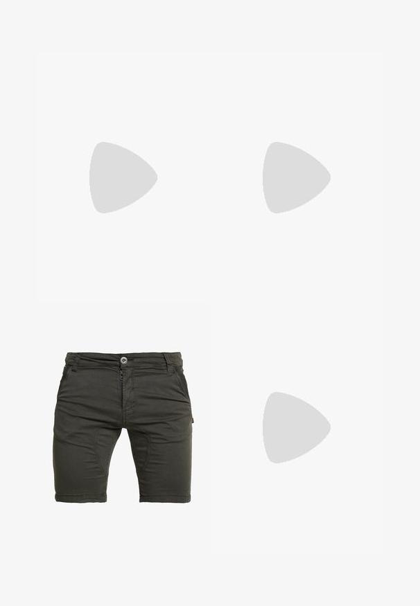 Camisa polo negra de color sólido, con un cuello clásico, tapeta de tres botones marrones y un parche texturizado con el logo en la manga.; Pantalones cortos de un verde oliva oscuro hechos de una tela suave y tejida. Presentan un cierre de botón, lazos para cinturón y detalles cosidos a lo largo de los lados.; Las zapatillas Nike Dunk presentan un diseño de cuero negro con acentos rojos y un swoosh blanco. La suela es roja, con una puntera blanca texturizada.; Gafas de sol de plástico negro con lentes rectangulares, lentes polarizadas y acentos metálicos en el marco para mayor durabilidad.