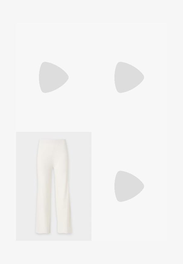 Haut tricoté blanc sans manches avec col en V, design col, rayures verticales texturées et quatre petits boutons décoratifs sur le devant.; Pantalon blanc droit avec une taille haute et un tissu lisse, présenté sur un fond uni clair.; Sandale compensée en cuir verni marron avec bride entre les orteils et bout ouvert, vue de profil sur un fond uni.; DRAGON DIFFUSION SANTA CROCE BIG - Sac à main - tan