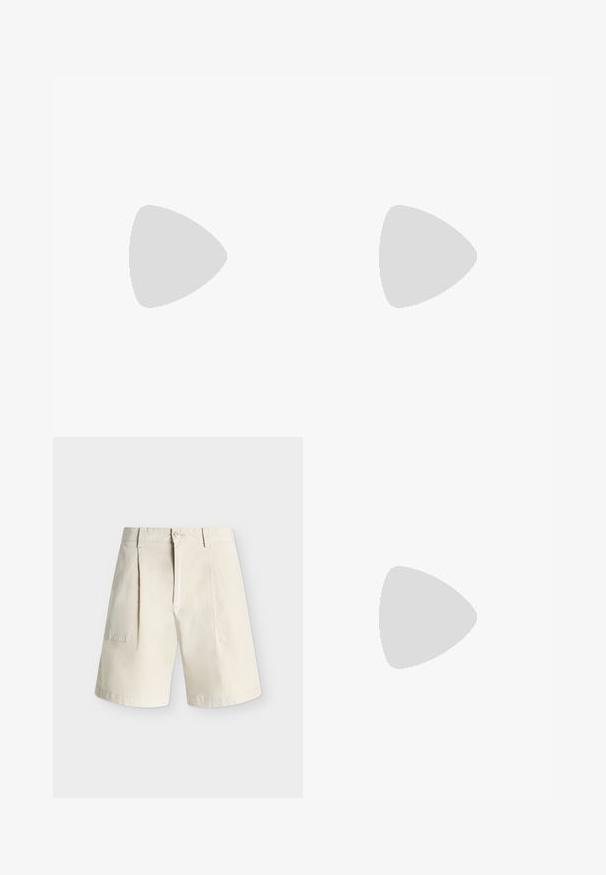 Κοντομάνικη πόλο μπλούζα σε ελιά πράσινη απόχρωση με δύο κουμπιά και μικρό στρογγυλό λογότυπο στο αριστερό στήθος, με το λογότυπο BOSS μέσα στον γιακά.; Μπεζ σορτς μήκους μέχρι το γόνατο με πιέτες μπροστά, θηλιές για ζώνη, κούμπωμα με κουμπί και πλαϊνές τσέπες σε απλό ανοιχτόφωτο φόντο.; Μαύρο δερμάτινο μοκασίνι με χρυσή μεταλλική αγκράφα και το λογότυπο "HUGO", τοποθετημένο πάνω σε μπεζ χαλί και καφέ διάφανο έπιπλο.; Καφέ δερμάτινη τσάντα εργασίας με επάνω χειρολαβές, μπροστινή τσέπη με φερμουάρ και αποσπώμενο ταιριαστό ιμάντα ώμου σε λευκό φόντο.