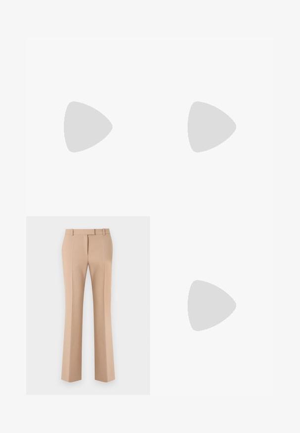 Top court blanc à manches courtes et larges, avec broderie florale découpée sur le panneau avant, suspendu devant un fond uni.; Pantalon beige droit sur mesure avec passants de ceinture et plis avant, présenté sur un fond blanc.; Chaussure plate à bout pointu imprimé léopard près d'une table basse ronde en bois avec des livres empilés sur un tapis beige et un canapé en arrière-plan.; Sac fourre-tout en nylon rouge avec une large ouverture, des poignées courtes arborant le logo "TOMMY JEANS" et une texture lisse et résistant à l'eau.