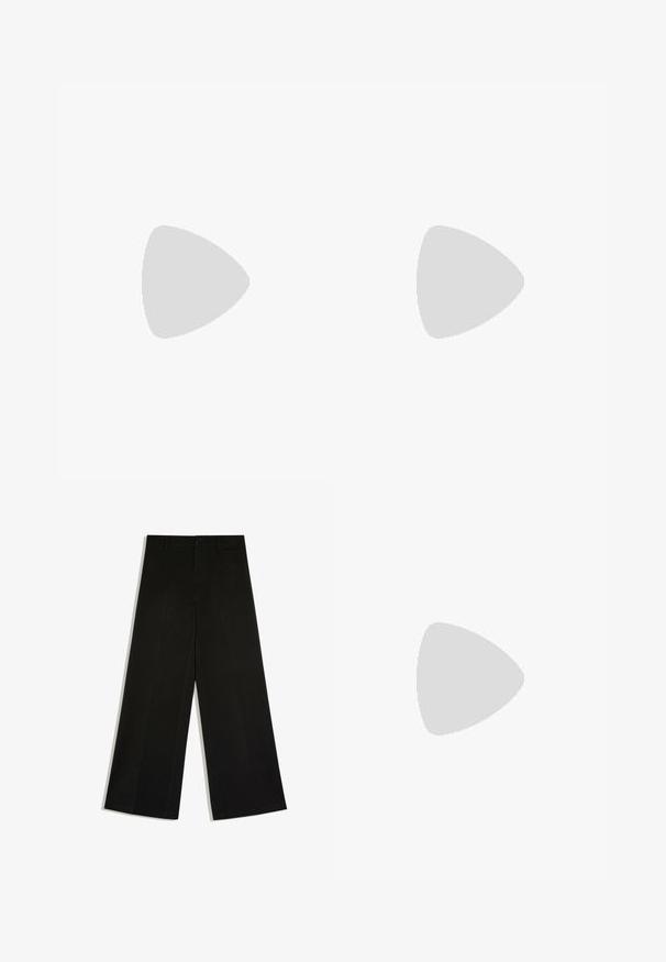 T-shirt noir oversize à manches courtes avec encolure ronde, coupe ample et épaules tombantes sur fond blanc.; Pantalon noir à jambes larges avec passants de ceinture, fermeture devant par bouton et zip, posé à plat sur fond blanc.; Jambes portant des leggings côtelés foncés associés à des ballerines noires avec de petits détails en nœud sur fond blanc.; Sac à épaule en cuir noir brillant avec un seul compartiment zippé et une fine bandoulière arquée.