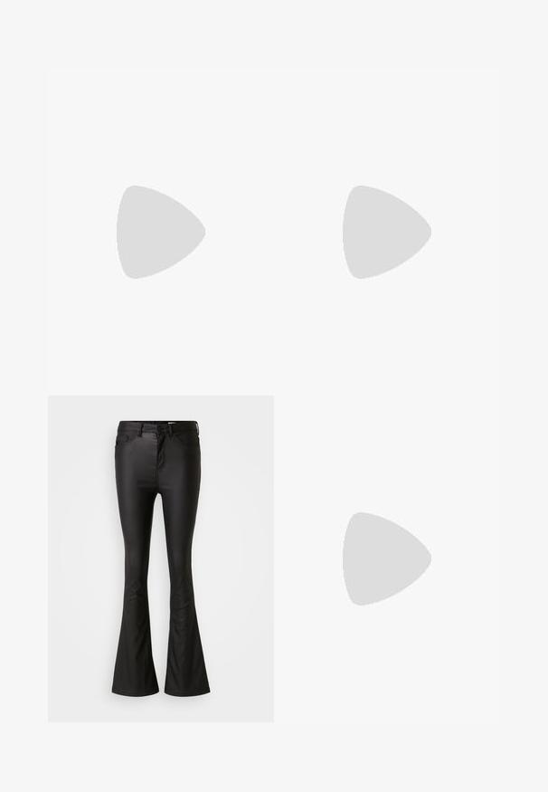 Korte zwarte textuur top met opgeblazen korte mouwen en een ronde halslijn, met een ritssluiting aan de achterkant.; Zwarte flared jeans gemaakt van een glanzende, soepele stof. Heeft een hoge taille, voorzakken en een rits met een knoopsluiting.; Zwarte leren enkellaars met spits toelopende neus, textuurranden aan de zijkant en een lage blokhak. Soepele afwerking met een elastisch paneel.; Zwarte tote bag gemaakt van gestructureerd synthetisch materiaal, met twee lange handvatten en een ritsluiting, voorzien van accenten in zilverkleurige hardware.