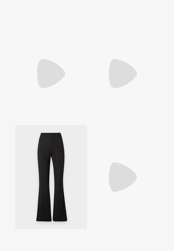 Sort bralette med en glat overflade, der har tynde stropper, som krydser hinanden på ryggen for et minimalistisk design.; Svart flagrende bukser med jævnt fordelte små hvide prikker og en simpel talje mod en hvid baggrund.; Ben iført mørke ribbede leggings kombineret med sorte balletsko med små sløjfedetaljer på hvid baggrund.; Lille sort blank håndtaske med to lange håndtag og snøre-detaljer i siden på en ensfarvet lys baggrund.