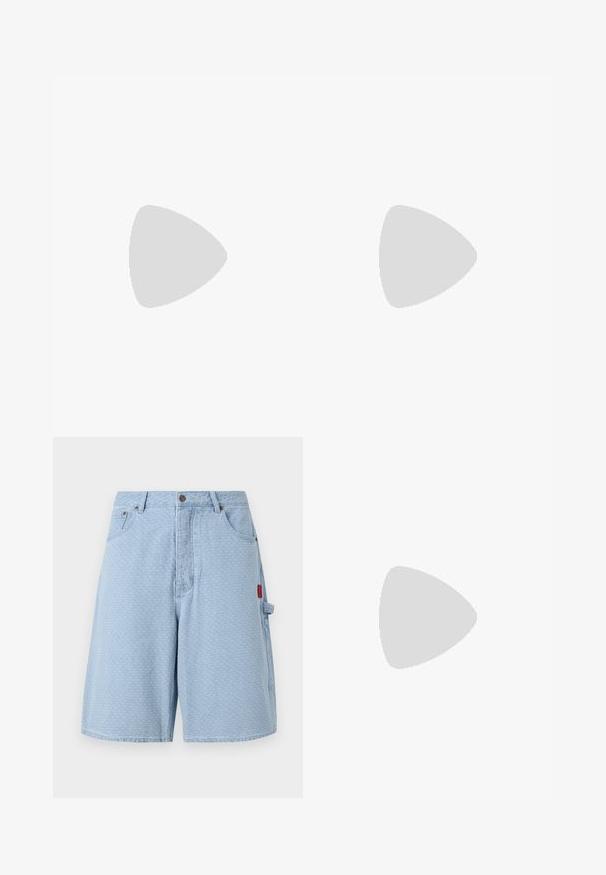 Perzikkleurig katoenen t-shirt met korte mouwen, een ronde hals en een blauw bedrukt logo met een peddelontwerp en de tekst "NY PADEL."; Lichtblauwe denimshorts met een gestructureerd patroon, twee voorzakken en een zijzak met een rode labeldetail.; Witte sneaker met zwarte en grijze accenten, voorzien van een grijze neus met textuur, zwarte rubberen zool en platte witte veters. Schoon ontwerp, minimalistische stijl.; Zwarte crossbody tas van textuurstof, met een ritsluiting, verstelbare schouderband en een zilveren Lacoste-logo aan de voorkant.