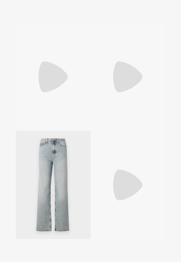 Zwarte geribbelde mouwloze top met ronde hals, Calvin Klein Jeans label aan de binnenkant van de kraag en een klein CK-logo applicatie op de borst.; Hoge taille, lichtblauwe denim jeans met een brede pijp-silhouet, uitgerust met vijf zakken en een subtiele vervaging langs de stof.; Bordeauxkleurige teenslipper met glanzende bandjes en gouden logo, vastgelegd in de lucht boven geplaatste houten tegels buiten.; Zwarte rechthoekige leren shopper met twee lange handvatten en een klein wit Calvin Klein-logo gecentreerd vlakbij de onderkant.