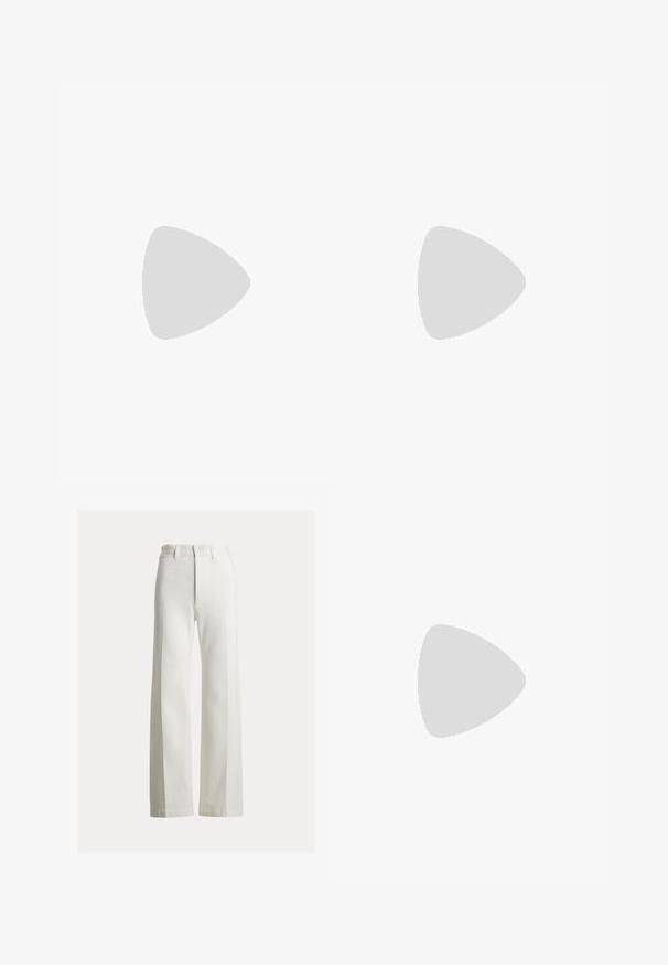 Beige katoenen t-shirt met een relaxte pasvorm, voorzien van een wit geborduurd bloemenkrans ontwerp en de initialen "RLC" in het midden.; Wijd uitlopende, hoge taille broek in wit denim. Beschikt over een strakke voorkant met een verborgen knoopsluiting en subtiele naden voor structuur.; Lauren Ralph Lauren LOLAH II SUEDE SLINGBACK PUMP - Klassieke pumps - sand dune; Bruine leren handtas in halve maanvorm met een enkele band en een gouden rechthoekig label met een paardenlogo.