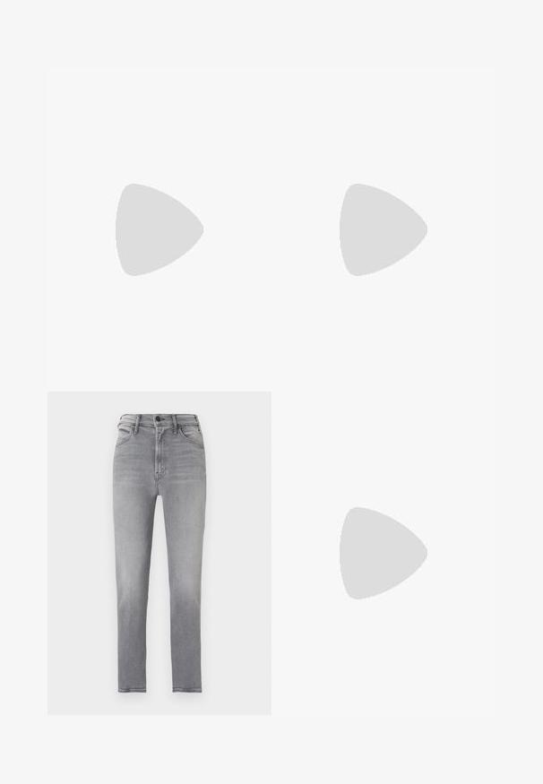 Weißes Poloshirt aus Baumwolle, mit kurzen Ärmeln, einem Kragen und einer Knopfleiste. Dezentes Markenlogo auf der Brust gestickt.; Schmal geschnittene, hoch taillierte graue Jeans mit vorderem Knopf, Reißverschluss und Fünf-Taschen-Design, vor einfachem Hintergrund dargestellt.; Schwarzer flacher Lederschuh mit spitzer Zehe und kleinem Schleifendetail oben, niedriger Absatz und beigem Innenfutter.; sweet deluxe EARRING - Ohrringe - silver-coloured
