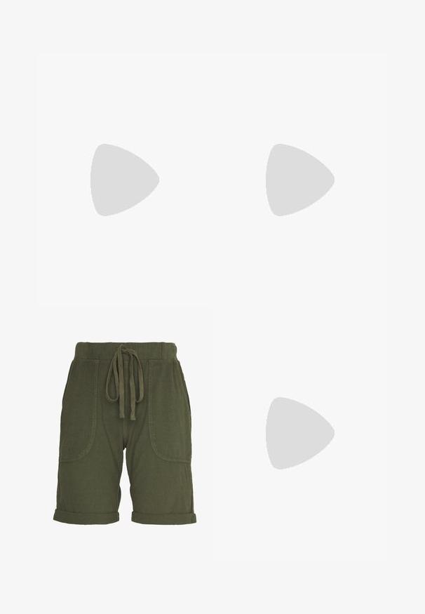 Khaki zelené, rebrované tielko s výstrihom do V, tenkými ramienkami a malými kovovými krúžkami spájajúcimi ramienka s tielkom, zobrazené na jednoduchom pozadí.; Olivínovo zelené šortky s opaskom nažehleným na šnúrku, zvinutými manžetami a veľkými bočnými vreckami. Vyrobené z ľahkého, mäkkého bavlneného materiálu.; Biele tenisky s čiernym logom V, vyrobené z hladkej koženej vrchnej časti, s okrúhlou špičkou, šnurovaním a kontrastným čiernym pätovým tabom.; Zlaté skrútené náušnice s hladkým povrchom, ktoré majú priehľadný podklad a zlatý hardware.