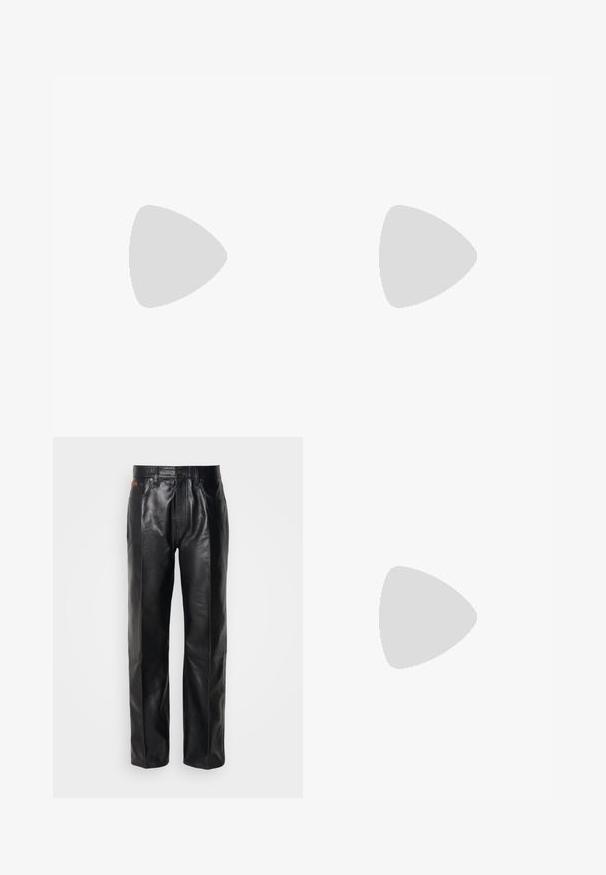 Sort bomulds-T-shirt med rund hals og korte ærmer. Har en lille hvid "Calvin Klein"-logo på forsiden. Glat, klassisk pasform.; Sorte læderbukser med lige ben design. Funktioner inkluderer knaplukning og forlommer, der fremhæver en glat tekstur og minimal syning.; Sorte læder chelsea støvler med tekstureret finish, elastiske sidepaneler og en robust gummisål. Subtil branding på hælen.; Sort læder crossbody taske med to lynlåslommer, struktureret overflade, justerbar rem og sølvhardware detaljer. Calvin Klein-logoet er vist.