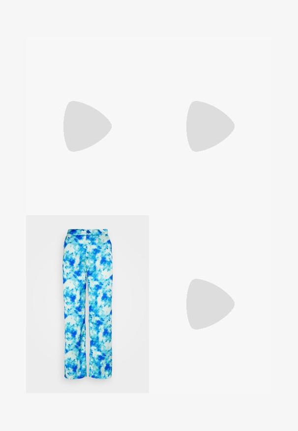 Modrý pruhovaný crop top s širokým výstrihom, bez rukávov a s nápisom "JJXX" umiestneným na strede výstrihu.; Noisy May NMTALIA PANTS - Nohavice - azure blue; Osoba nosiace biele vysoké tenisky Converse s hrubými podrážkami a skrátené modré rifle s ošúchaným lemom na pozadí tehlovej steny a bielej podlahy.; Párik obdĺžnikových slnečných okuliarov s svetlomodrými priehľadnými rámami a tmavosivými sklami, s rovnými stranami a minimálnymi hardvérovými detailmi.