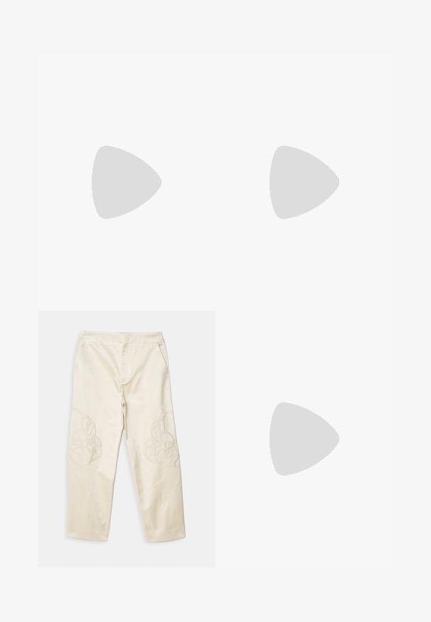 Weißes ärmelloses Oberteil mit dünnen Trägern, ausgestattet mit plissierter Textur und Spitzenakzenten am Ausschnitt. Leichter Baumwollstoff.; Cremefarbene Hosen mit glatter Textur, die auf der Vorderseite mit gestickten abstrakten Designs verziert sind, mit seitlichen Taschen und geradem Bein.; Dunkelbraune Lackleder-Slingback-Sandale mit kittenabsatz und Zehensteg auf weißem Hintergrund.; Braune Wildledertasche mit Lederakzenten, strukturiertem Design, doppelten Schulterriemen und abgerundeten Kanten, ausgestattet mit einer glatten Textur und minimalem Hardware.