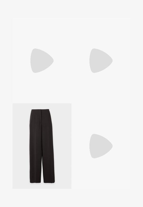 Μωβ κοντομάνικο casual T-shirt με ρεβέρ στα μανίκια, λαιμόκοψη πουκαμίσου και μικρή ετικέτα μάρκας στη ραφή της πλευράς.; Μαύρο παντελόνι με φαρδιά μπατζάκια και ψηλή μέση, με επίπεδη μπροστινή όψη και κρυφό κούμπωμα, απεικονίζεται σε απλό ανοιχτό φόντο.; Πέδιλο με τακούνι τύπου slingback από βουργουνδί γυαλιστερό δέρμα, με μυτερή μύτη, λεπτό λουράκι αστραγάλου και μικρή διακοσμητική αγκράφα. Ομαλή υφή και ψηλό τακούνι.; Τσάντα ώμου από σκούρο καφέ σουέντ με δύο μακριές λαβές και μια μικρή προσαρτημένη ετικέτα, σε απλό ανοιχτό φόντο.